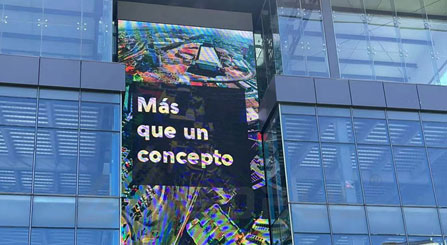 Fachada de la construcción de gran publicidad cartelera LED en México
