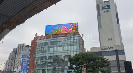 Cartelera digital LED grande de techo en Corea